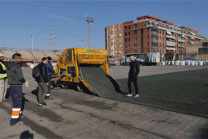 Comença la col·locació de la nova gespa artificial del camp de futbol Francisco Cardona Gil